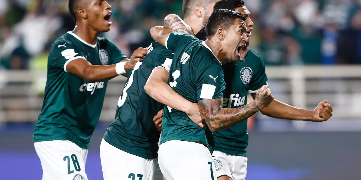 O jogador é visto constantemente com 'peça extra' no uniforme