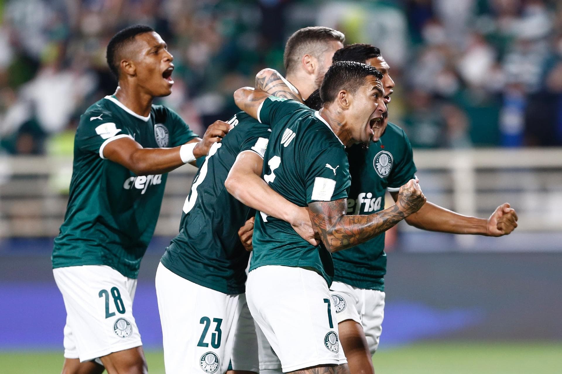 O jogador é visto constantemente com 'peça extra' no uniforme