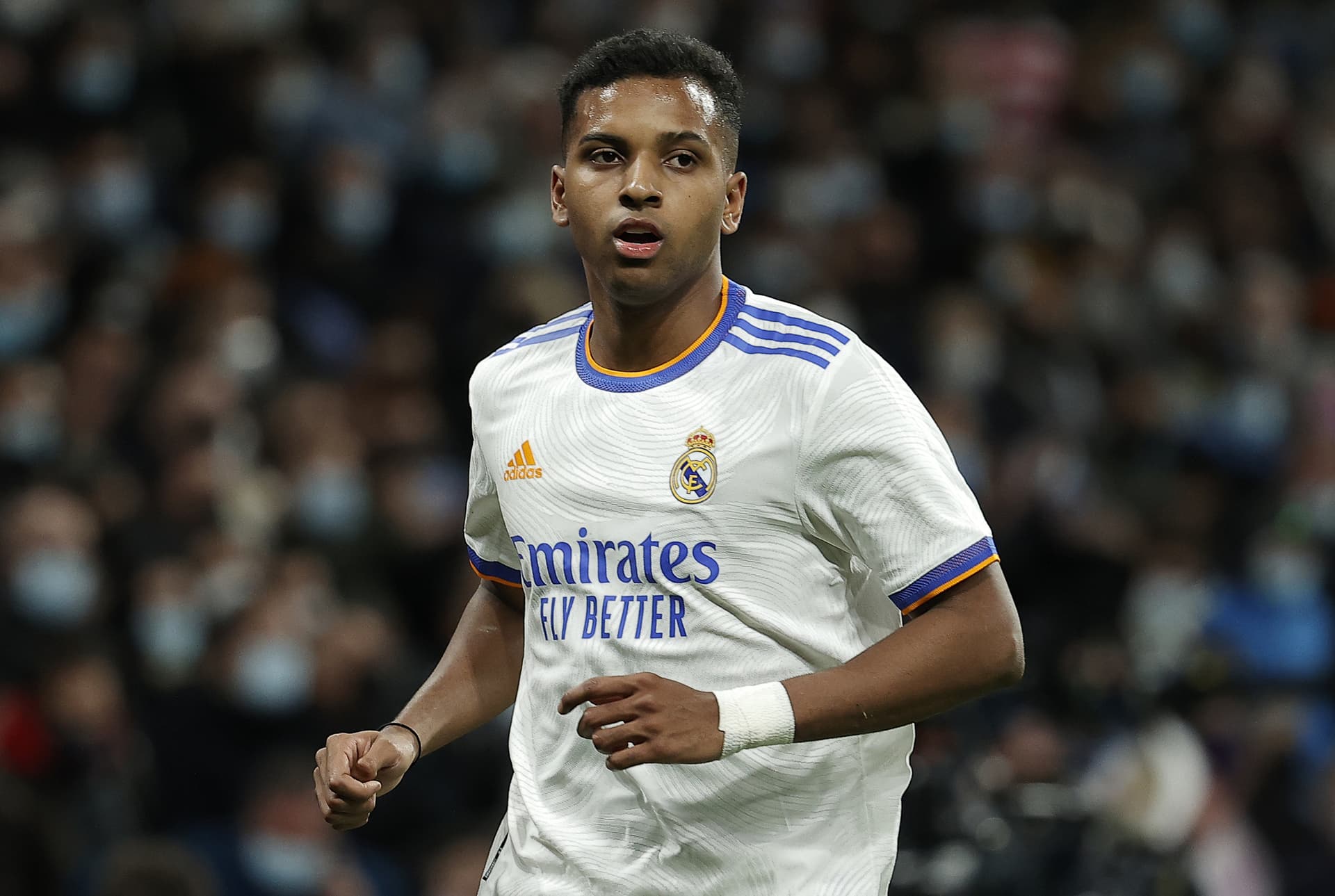 O jogador de futebol brasileiro se revelou em campo como transcendental para o futuro merengue, mas também transmite algo especial fora dele.