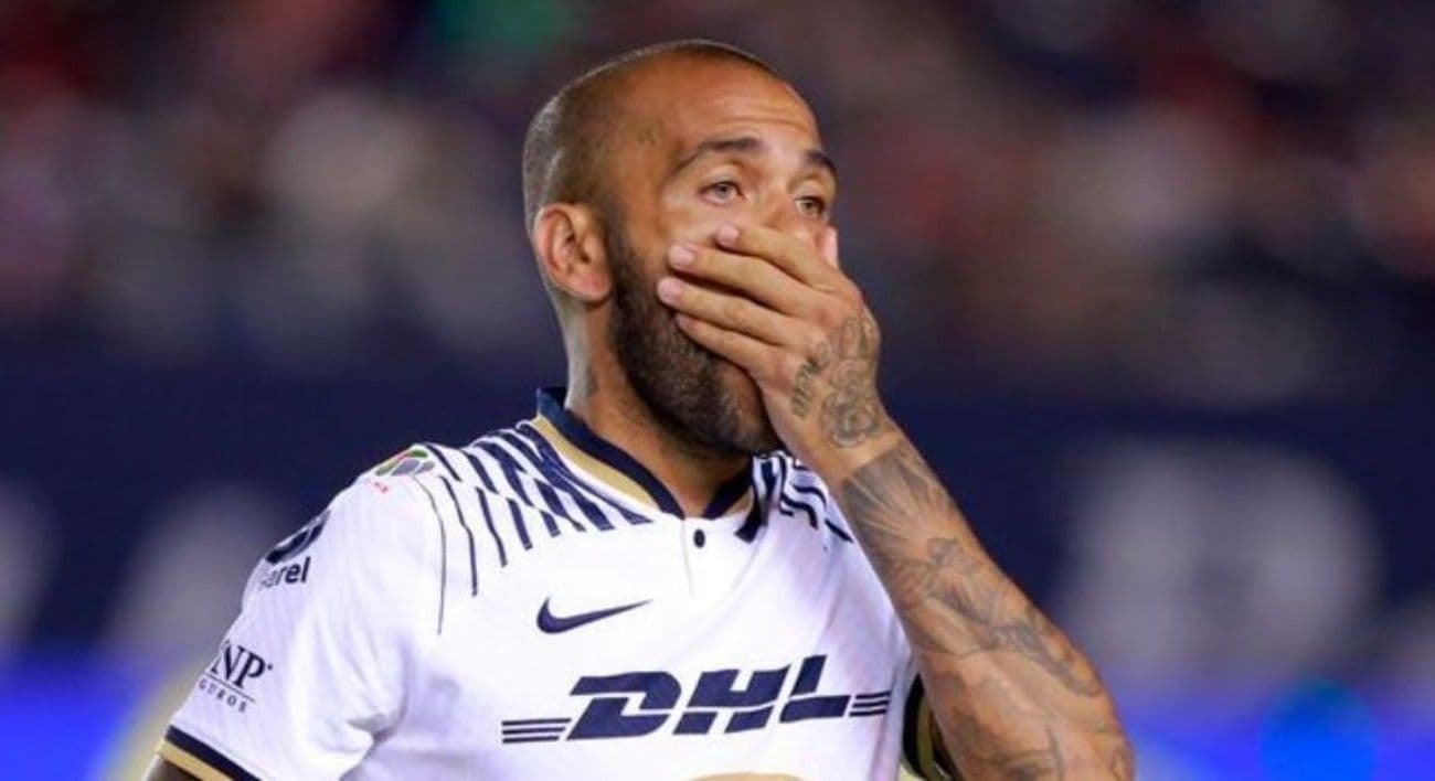O jogador de futebol Daniel Alves, deixou a prisão em Barcelona pela primeira vez nesta segunda-feira para testemunhar no Tribunal Superior