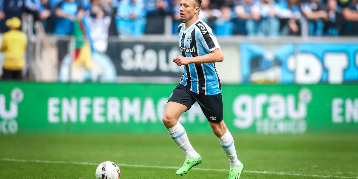 O jogador de futebol Lucas Leiva anunciou oficialmente sua aposentadoria nesta sexta-feira, aos 36 anos de idade