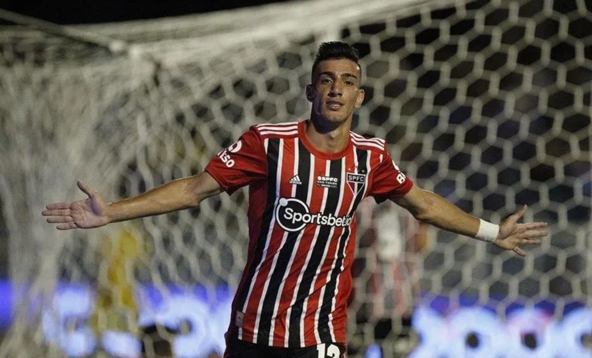 O jogador de futebol Pedrinho, que atualmente atua no São Paulo e já passou pelo América-MG, está sendo acusado por uma ex-namorada