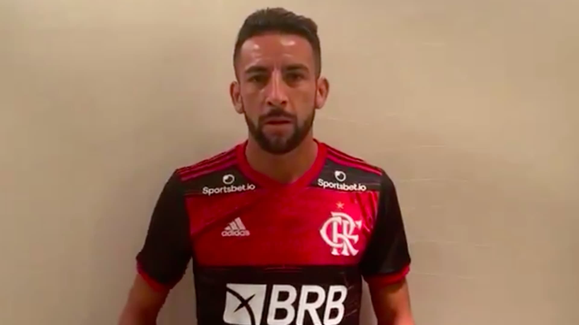 O jogador de futebol respondeu à última publicação do ex-companheiro.