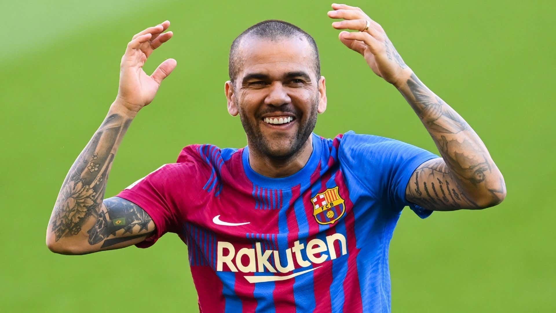 O lateral brasileiro, que voltou ao Barcelona nesta temporada, colocou o presidente do Real Madrid em alta e elogiou o bom trabalho que o presidente ‘branco’ tem feito ao longo desses anos