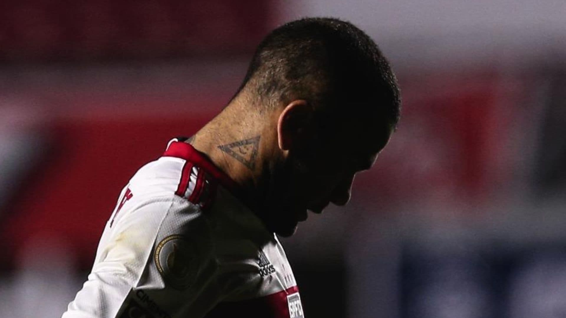 O lateral-direito Daniel Alves chocou o mundo nesta sexta-feira