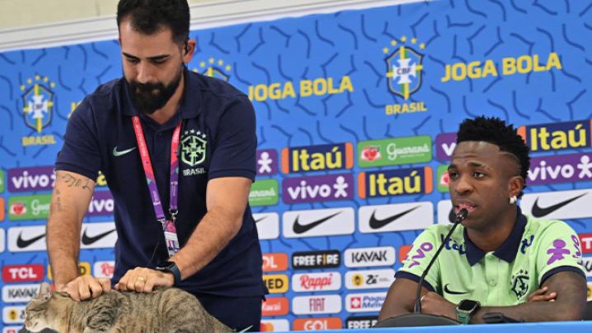 O mascote apareceu surpreendentemente na coletiva de imprensa da Seleção Brasileira