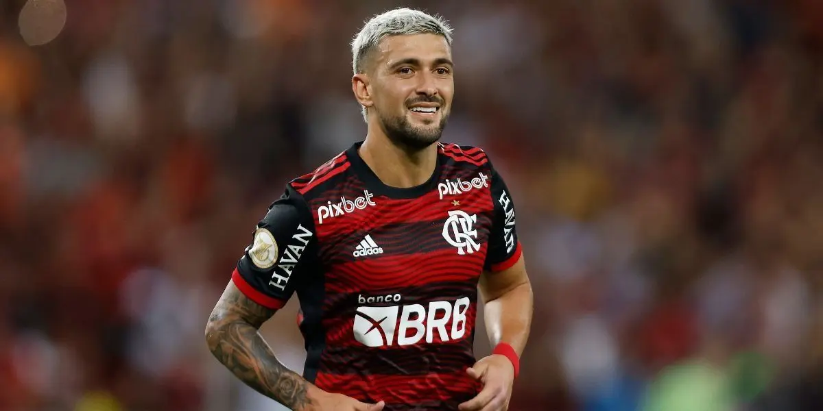 O meio-campista de 31 anos chegou ao Grêmio para realizar exames médicos e assinar contrato com o clube