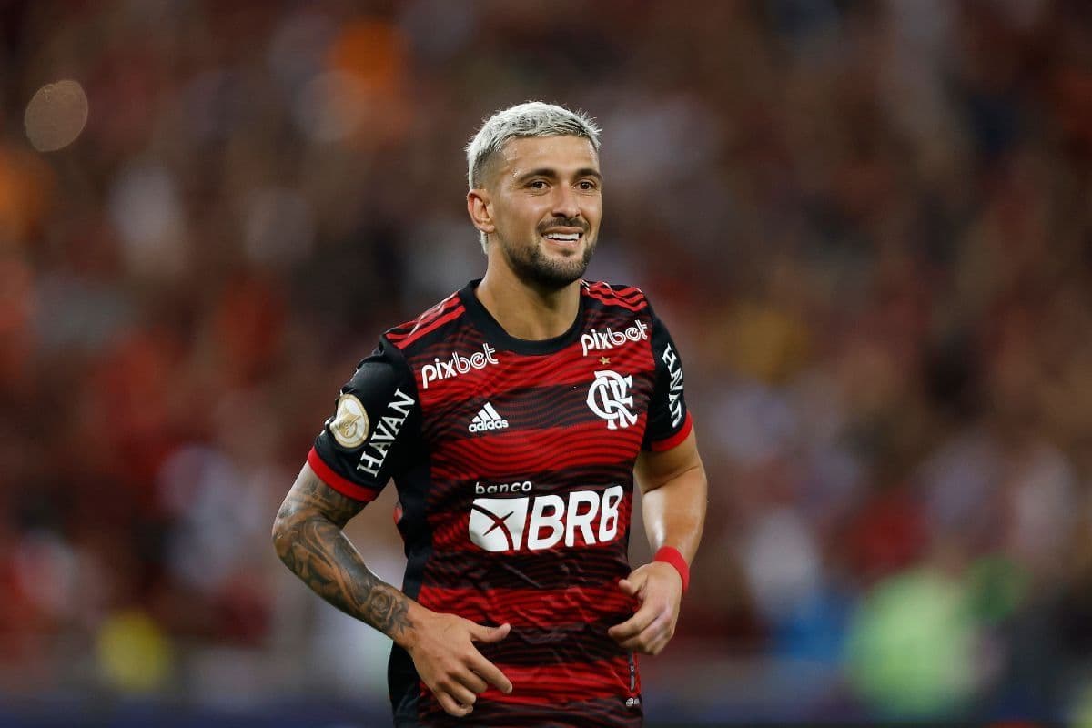 O meio-campista de 31 anos chegou ao Grêmio para realizar exames médicos e assinar contrato com o clube