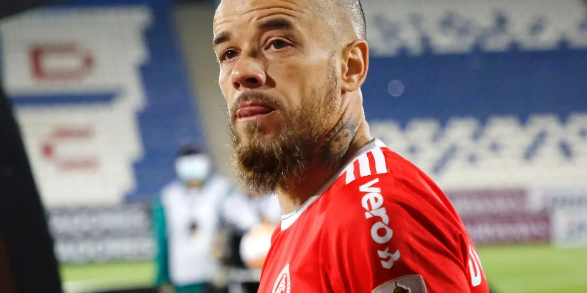 O meio-campista argentino assina um contrato de quatro meses com o clube 'Colorado', ao qual ingressou em 2008 e foi para o Uruguai Nacional no ano passado. Depois de passar pelo ‘Bag’, voltou ao Brasil.