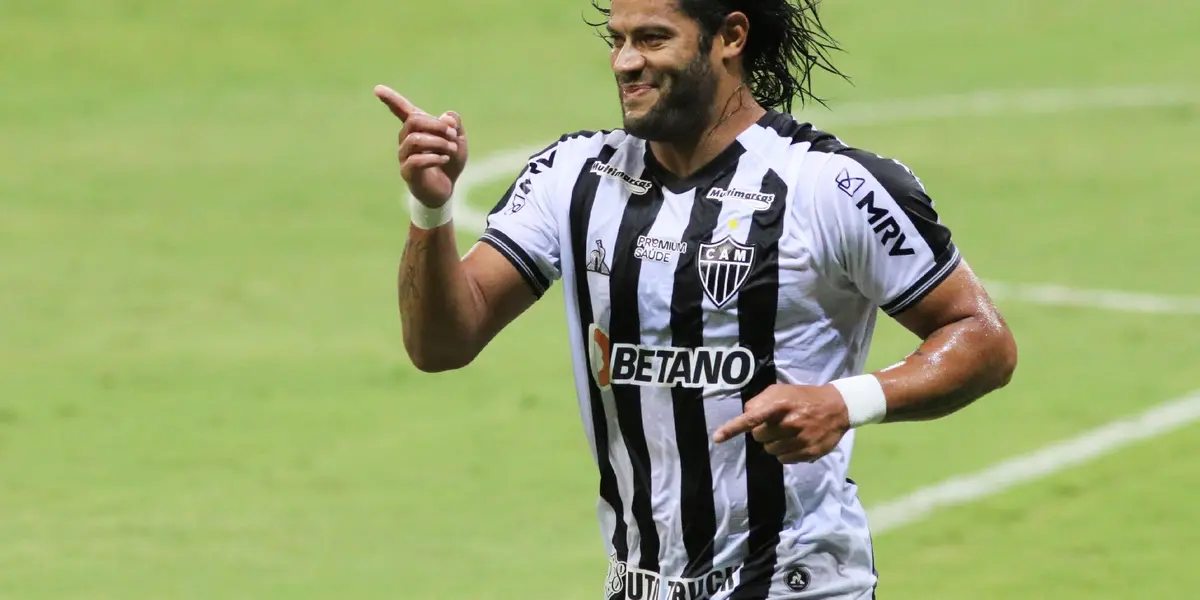 O meio-campista brasileiro do Atlético Mineiro reclama com o treinador da falta de minutos e ele responde