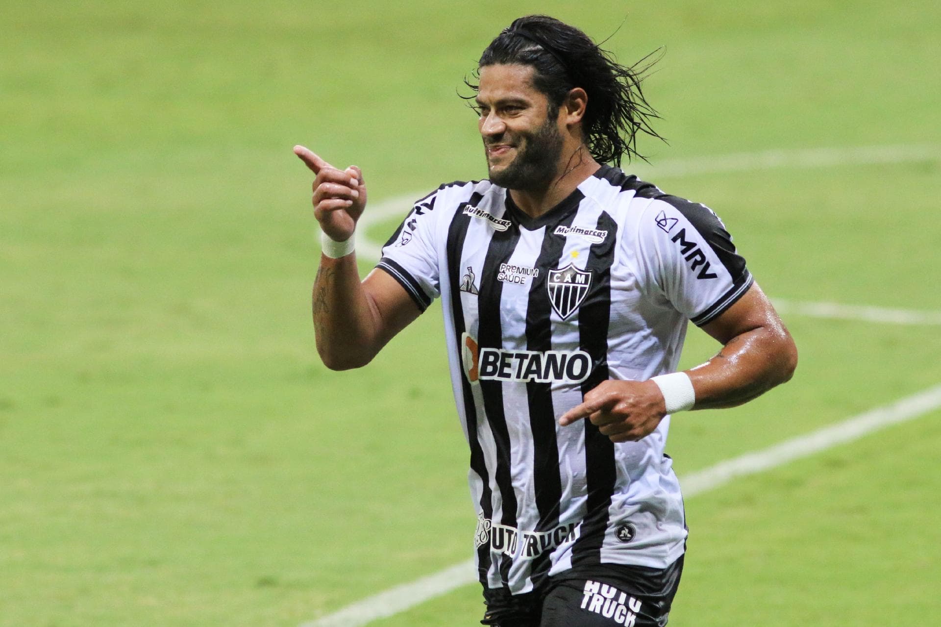 O meio-campista brasileiro do Atlético Mineiro reclama com o treinador da falta de minutos e ele responde