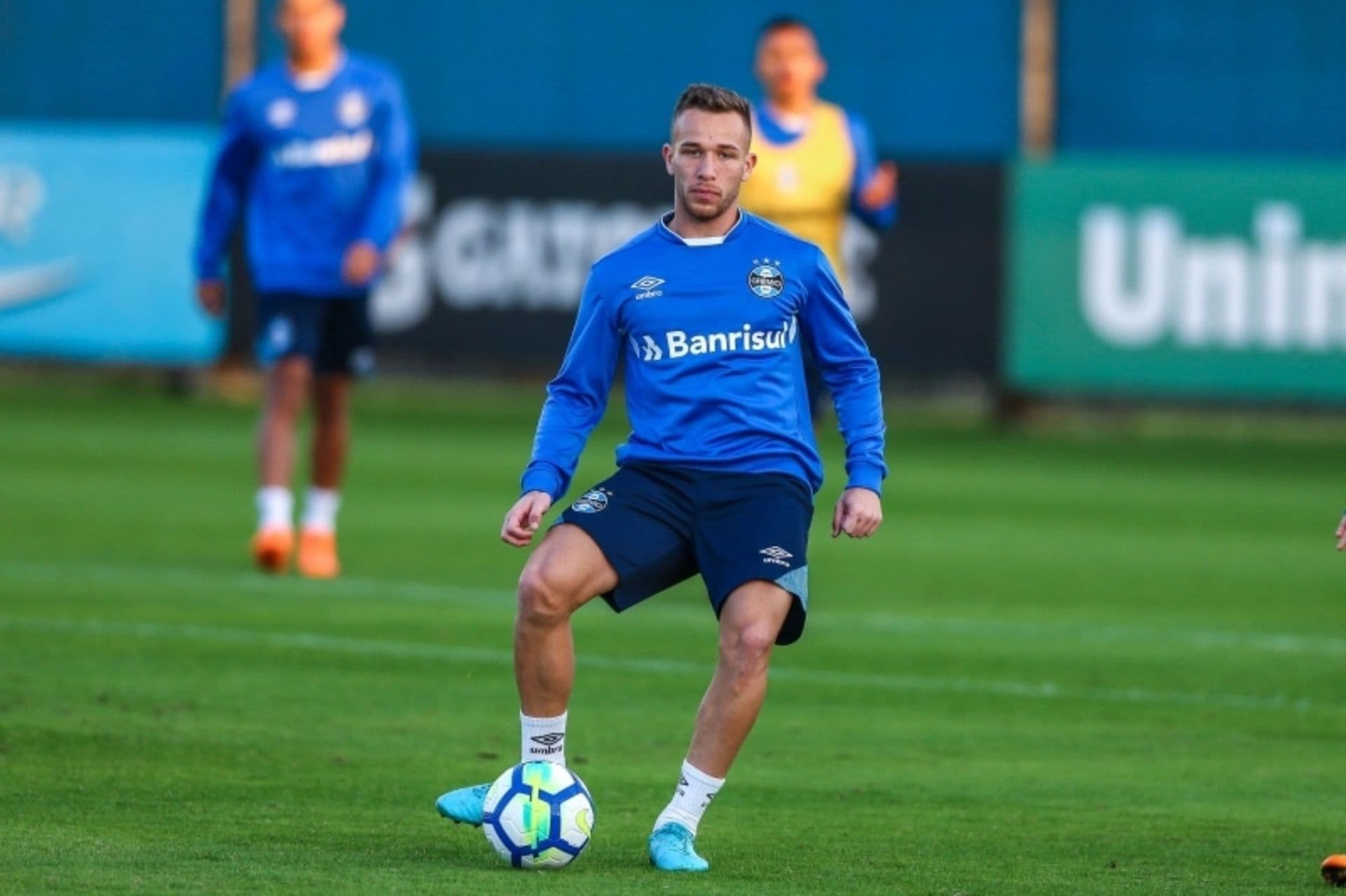 O nome do meio-campista Arthur voltou a ser ligado ao Grêmio nas últimas semanas, após um jornalista italiano informar que o jogador estaria a rescindir com o Liverpool e "retornar" para a Juventus