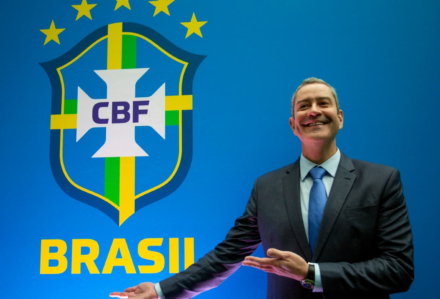 O presidente da Confederação Brasileira de Futebol, Rogério Caboclo, deixa o cargo por 30 dias por pressão dos jogadores em relação à confusão da Copa América