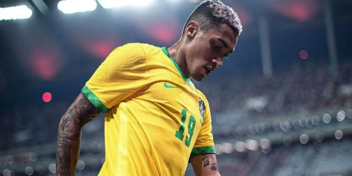 O que Raphinha faz ao fim do primeiro tempo (Foto: CBF)