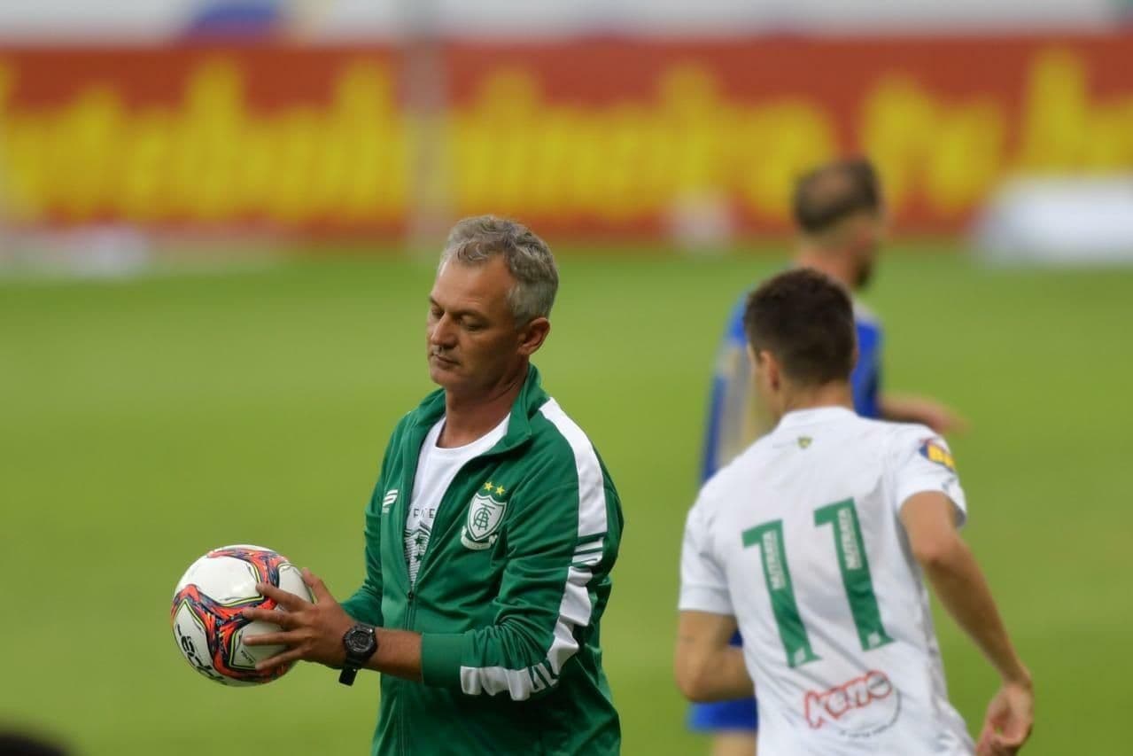 O Santos acertou a contratação de Lisca Doido
