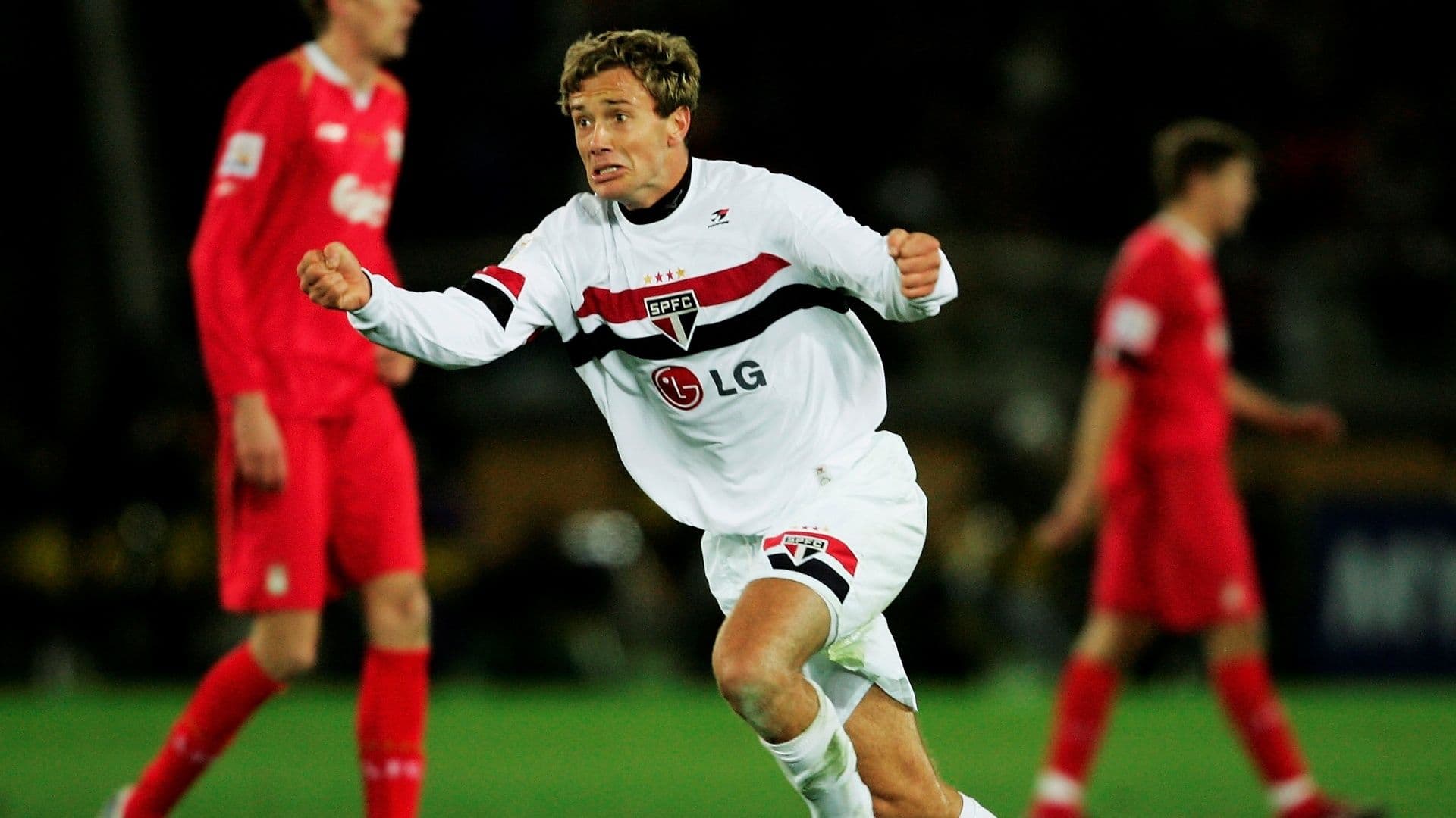 O São Paulo conquistou uma vitória importante no Campeonato Brasileiro ao derrotar o Athletico-PR por 2 a 1, de virada, em partida realizada