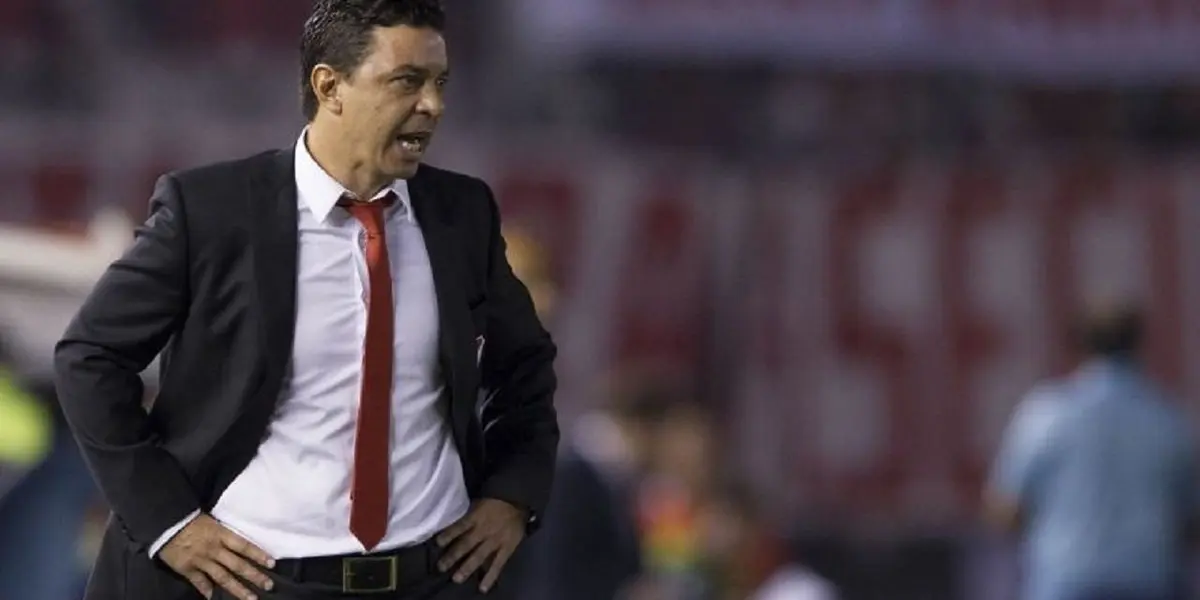 O técnico de 'la Roja' trocaria a seleção pela Seleção Colombiana. Em seu lugar, a "Boneca" tomaria as rédeas da equipe
 