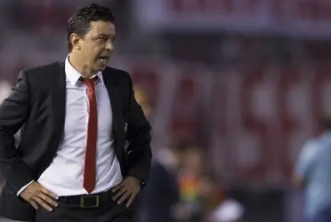 O técnico de 'la Roja' trocaria a seleção pela Seleção Colombiana. Em seu lugar, a "Boneca" tomaria as rédeas da equipe
 