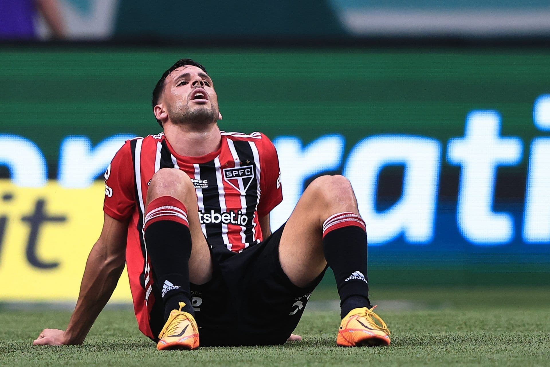 O técnico do São Paulo, Dorival Júnior, anunciou que Jonathan Calleri não jogará na partida contra o Tolima, na Colômbia, pela Sul-Americana