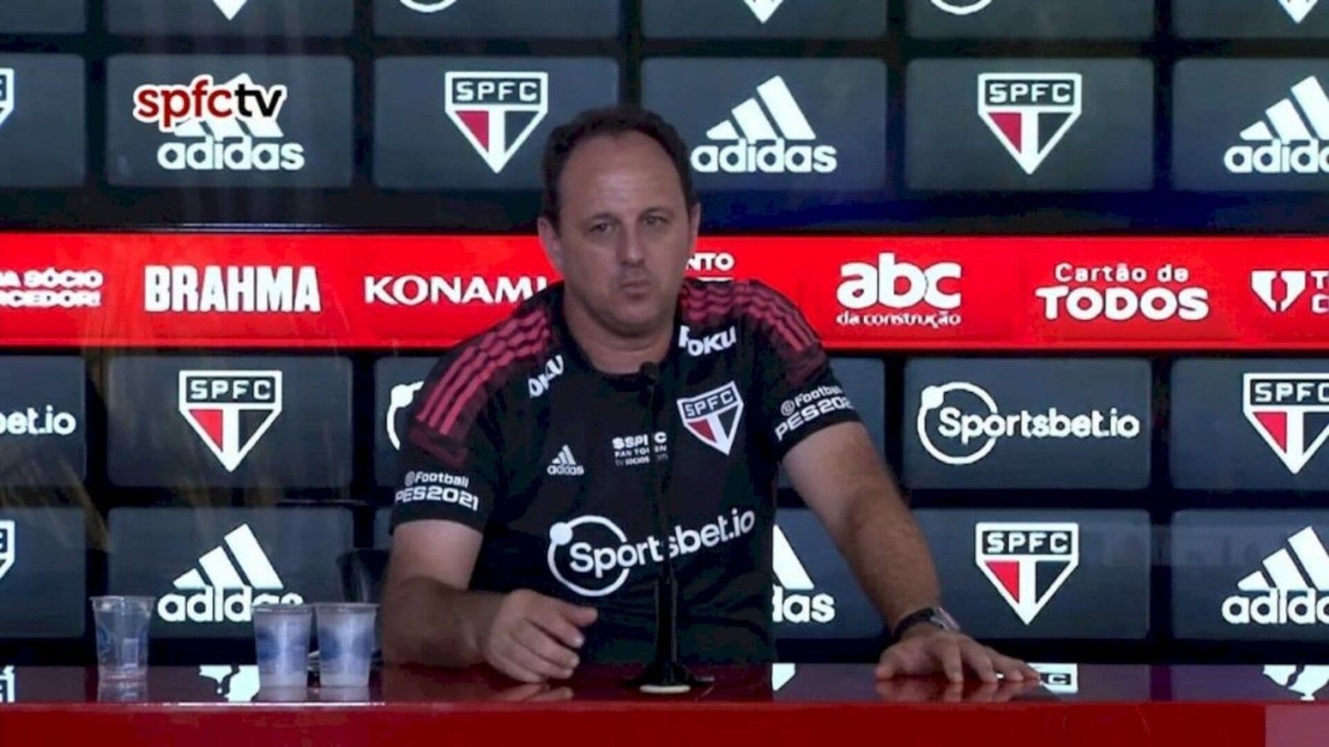 O técnico do São Paulo, Rogério Ceni, ficou desapontado com a derrota para o Botafogo na estreia do Brasileirão
