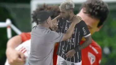 O treinador perdeu a cabeça e fez isso após o atacante cometer uma falta