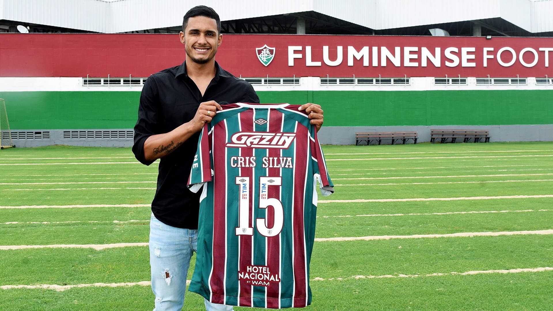 O Tricolor das Laranjeiras abre o cofre e contrata seu sétimo reforço para a temporada. Lateral esquerdo, Cristiano Silva chega depois de ter jogado a Champions League no semestre passado