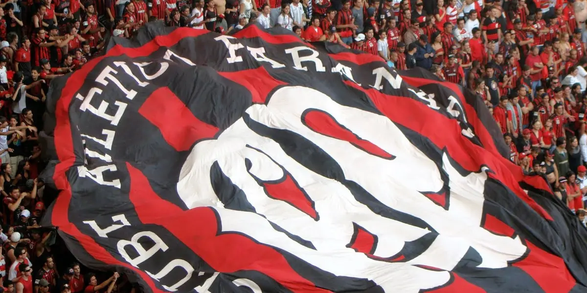 O volante anunciou sua aposentadoria