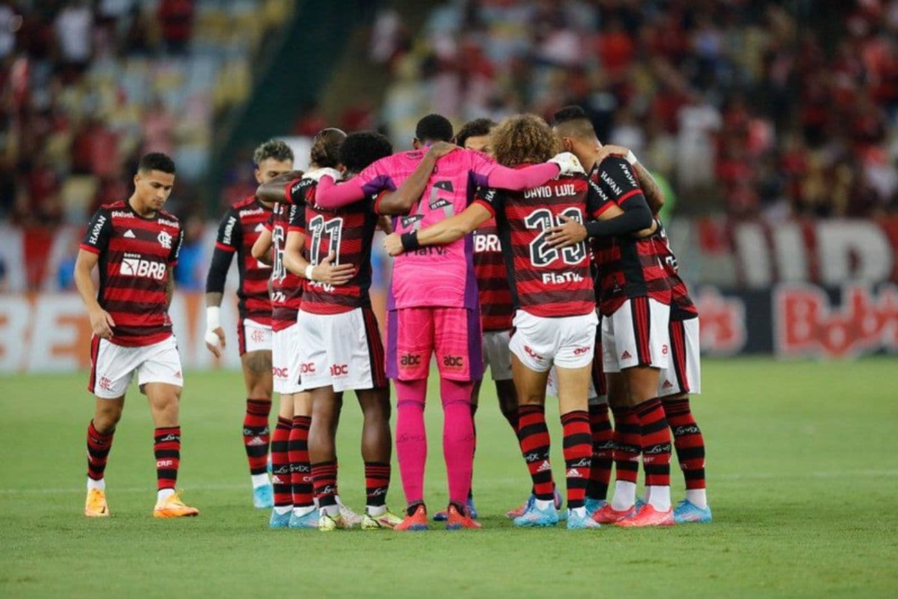O volante Uribe, do Porto está praticamente acertado com o Flamengo, porém falta convencer sua esposa que pretende continuar na Europa