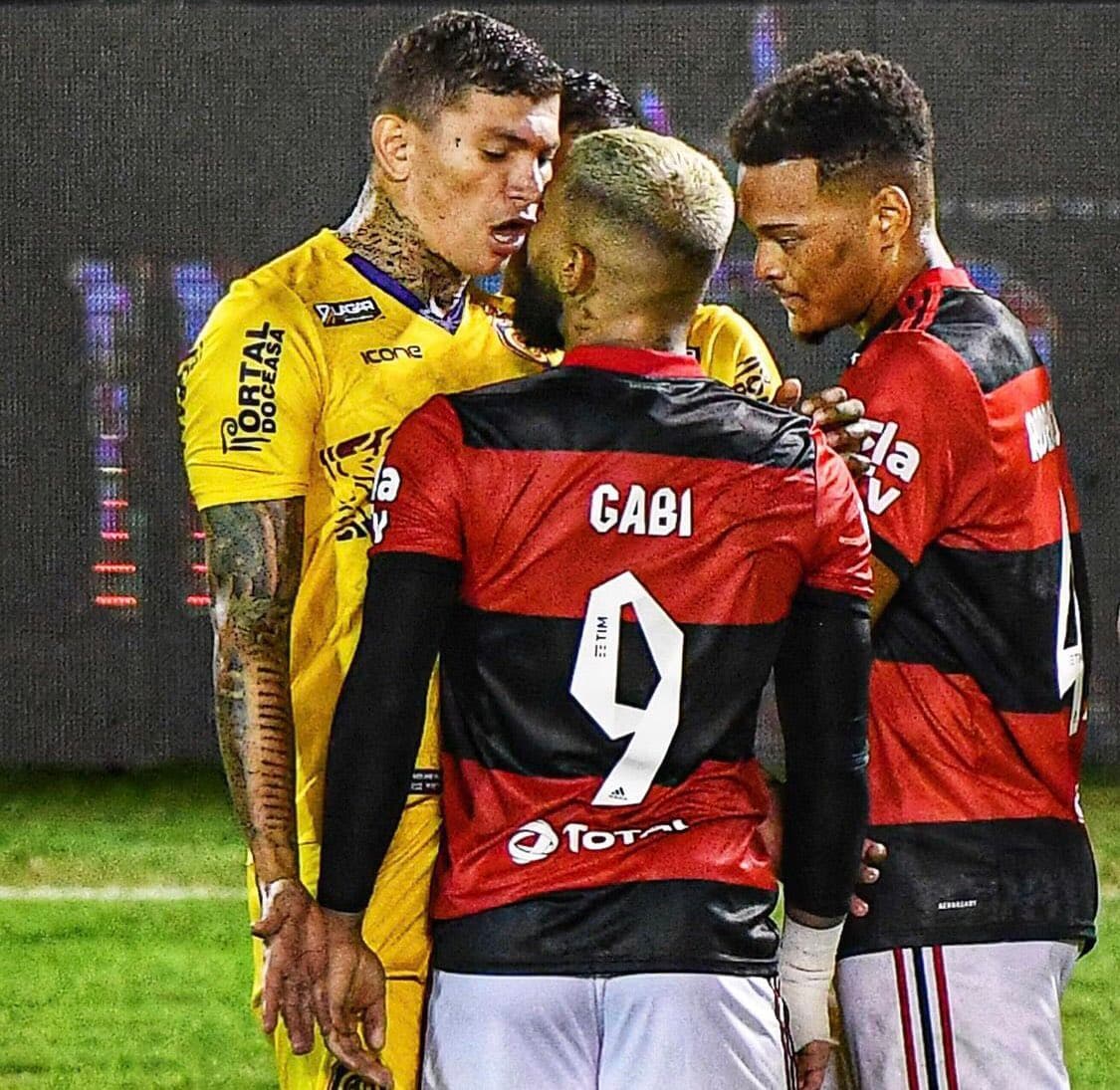 O zagueiro Breno Calixto reconheceu que na adolescência vendeu drogas na favela Fortaleza e que o futebol salvou sua vida. Jogador conta como conseguiu deixar a vida criminosa.