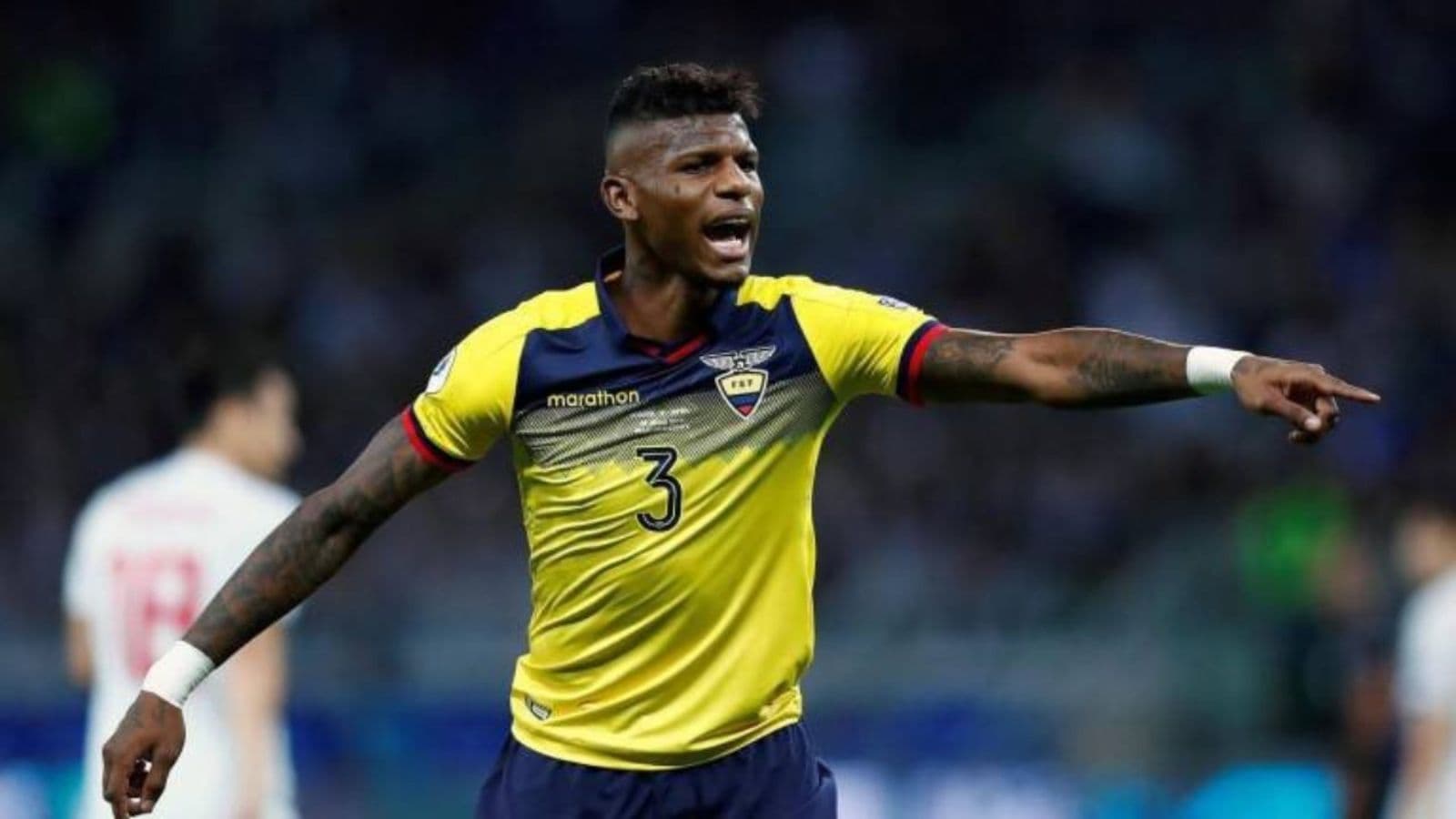 O zagueiro equatoriano voltou a ser titular comandando a linha de três de sua equipe, mas sofreu uma grave lesão
