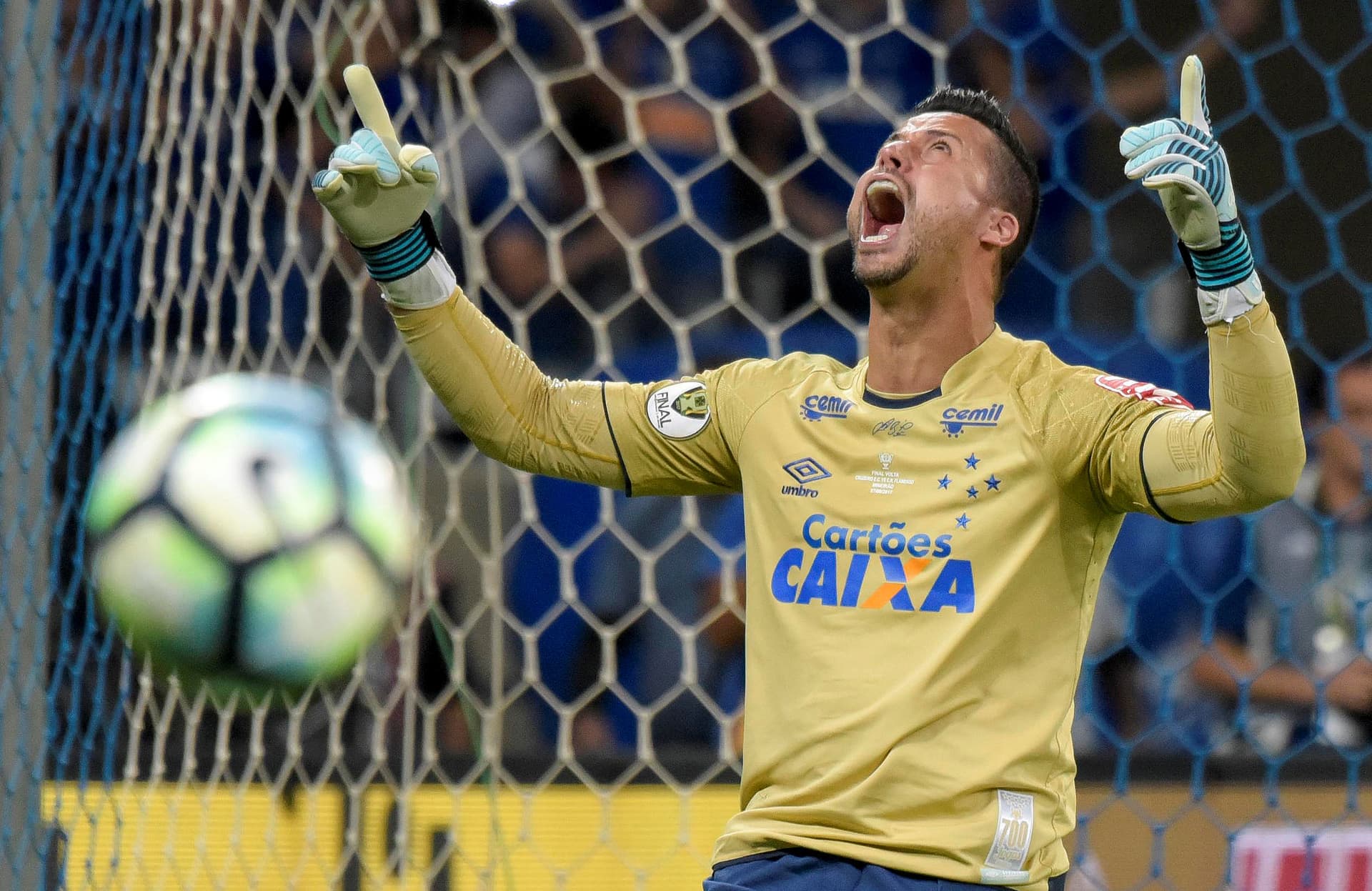 Organizada marcou protesto na Toca da Raposa contra a saída de Fábio