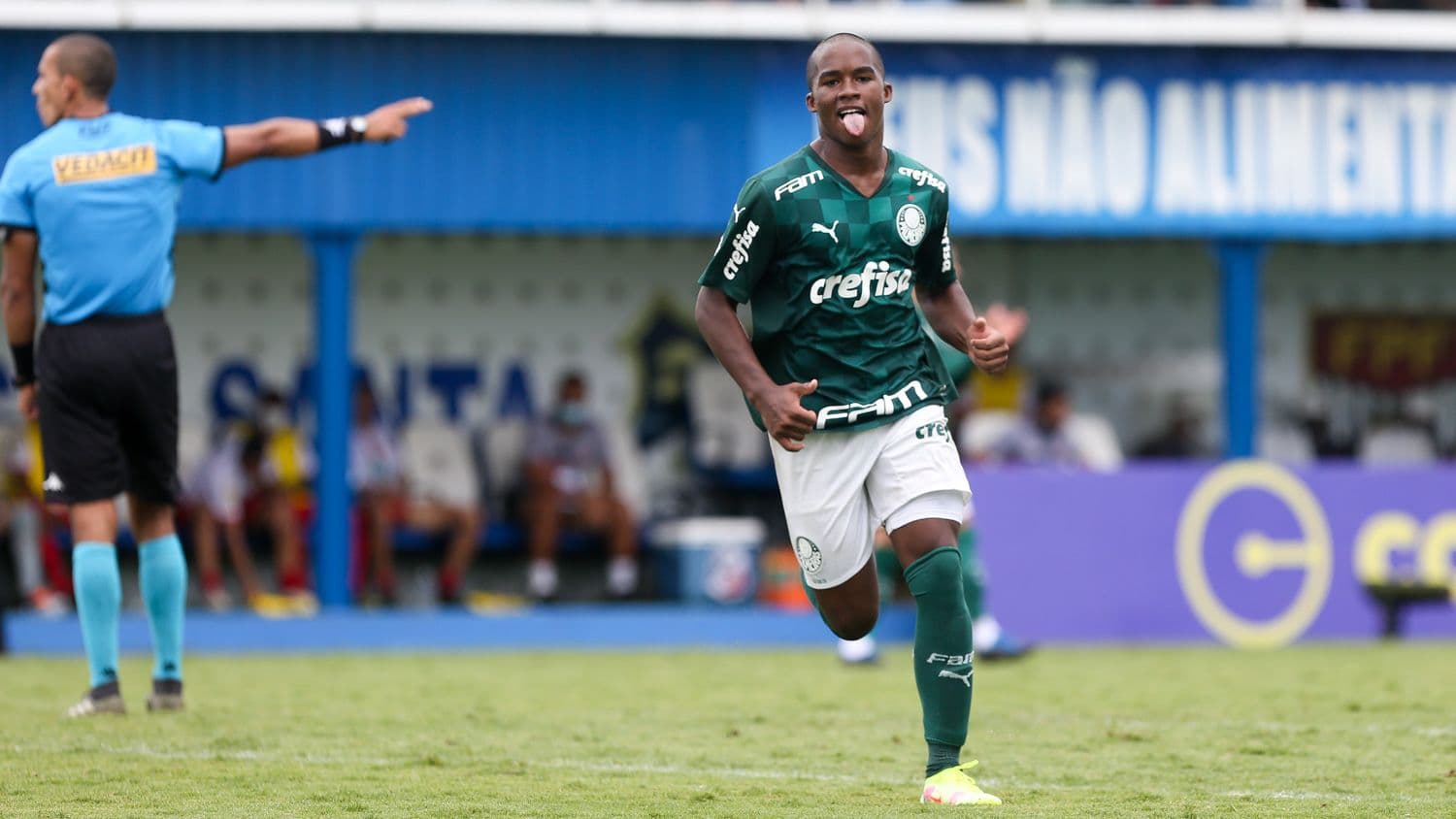 Os dois gigantes espanhóis já miraram a joia do Palmeiras, que aos 15 anos é a grande sensação da Copinha. Os principais clubes também querem.