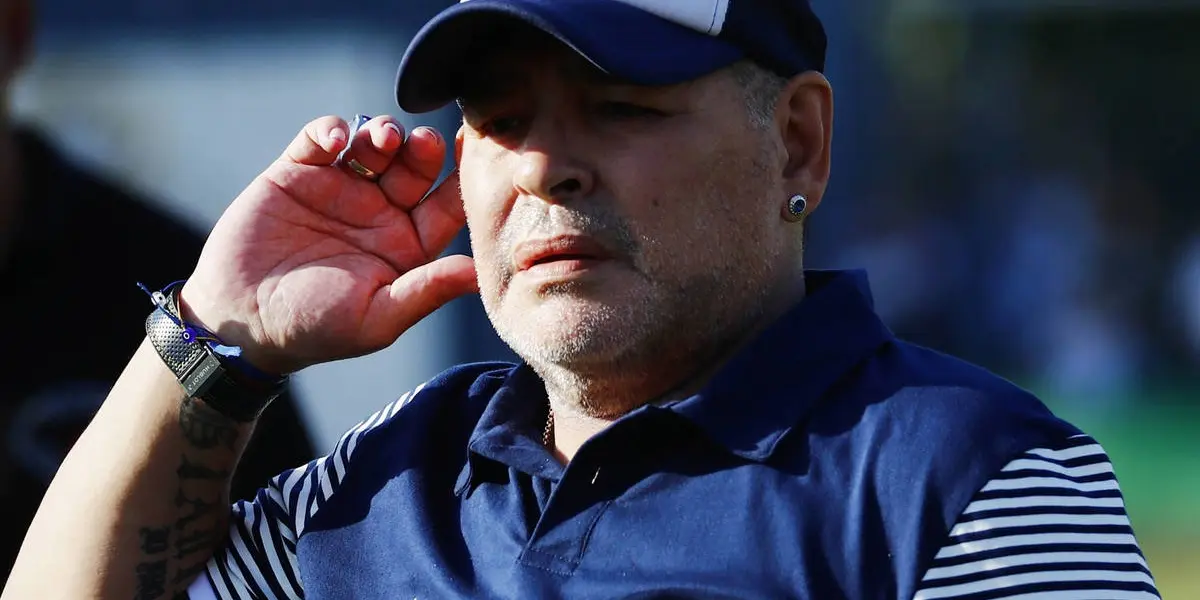 Os jogadores de Estrasburgo e Rennes formaram a letra M no centro da quadra para homenagear Diego Maradona