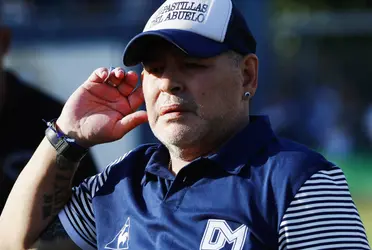 Os jogadores de Estrasburgo e Rennes formaram a letra M no centro da quadra para homenagear Diego Maradona