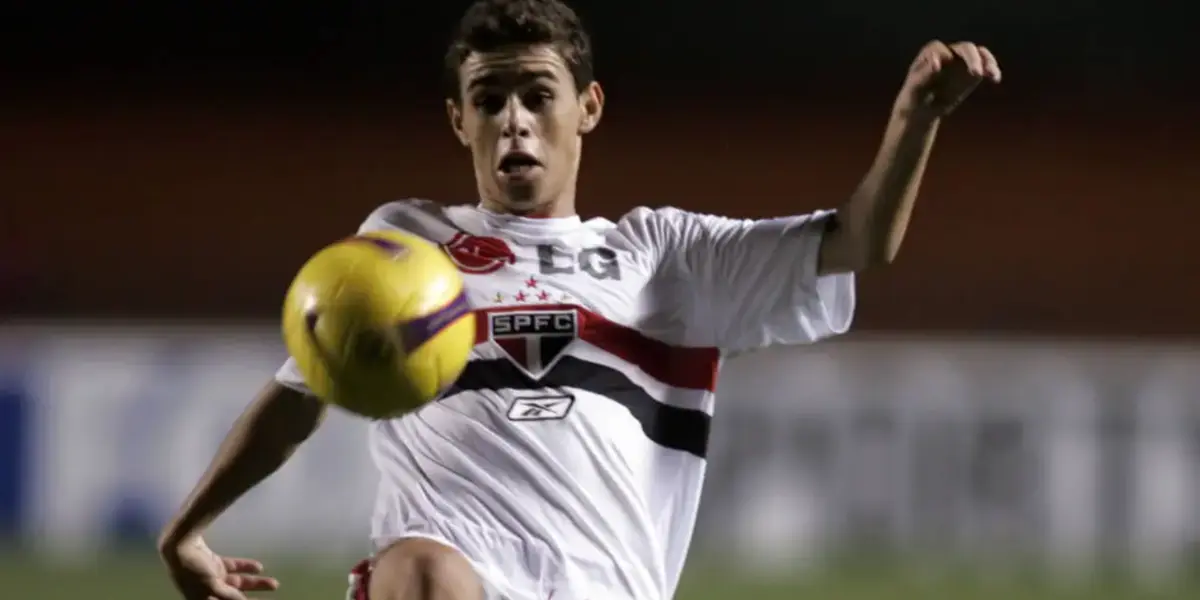 Oscar em ação pelo São Paulo, em seus primeiros jogos no time profissional do Tricolor Paulista