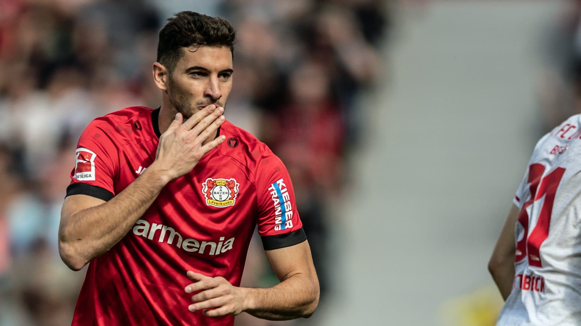 Palmeiras continua com suas investidas para ter Lucas Alario por empréstimo, time alemão exige cifras na negociação e Verdão pensa em alternativas