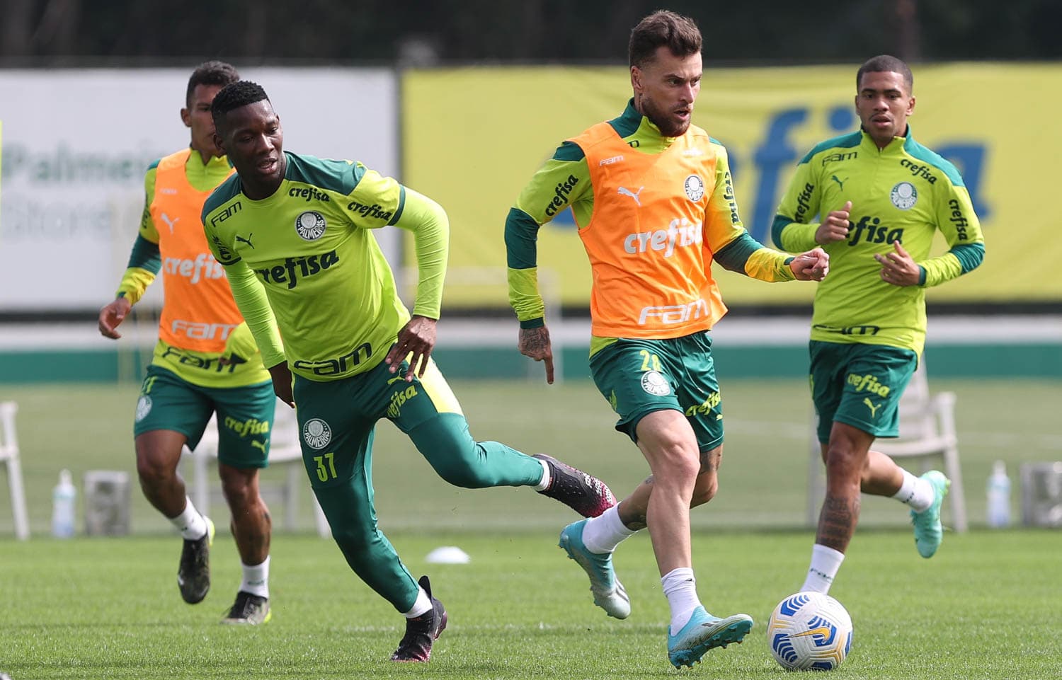 Palmeiras está perto de selar o acordo de encaminhar a saída de Lucas Esteves para os Estados Unidos e preço por lateral anima Palmeiras