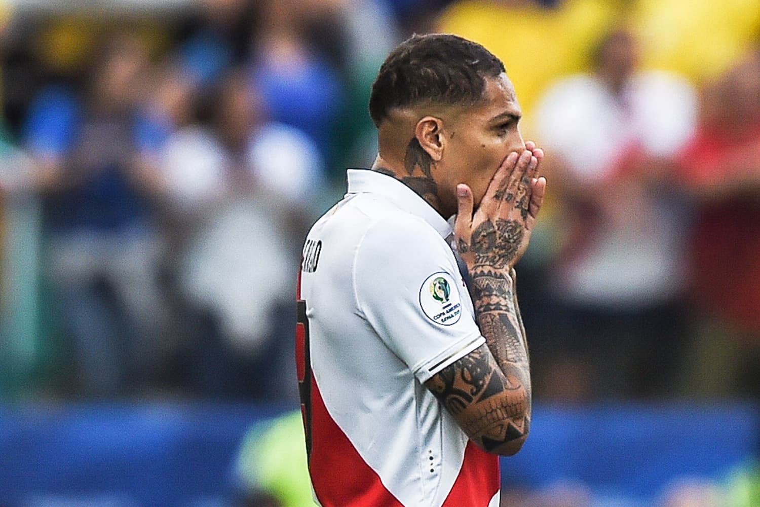 Paolo Guerrero se envolveu em um acidente de trânsito na tarde de quarta-feira (18) e destruiu seu carro de luxo
