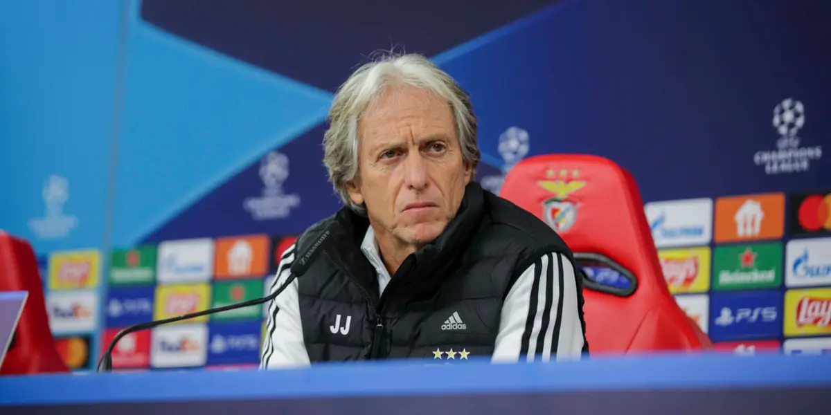 Parte da torcida queria esperar por Jorge Jesus, enquanto outra parte se irritou com falta de definição do português