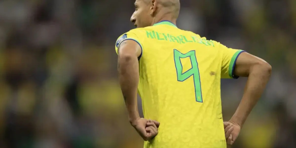 Participante do BBB Tina, acredita ter beijado o jogador Richarlison mas era o sosia