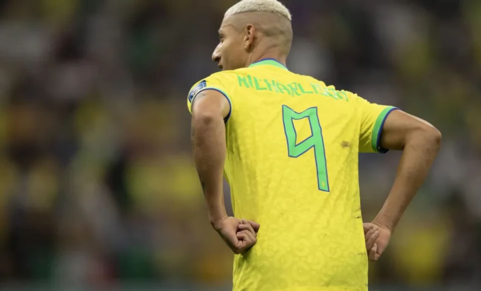 Participante do BBB Tina, acredita ter beijado o jogador Richarlison mas era o sosia