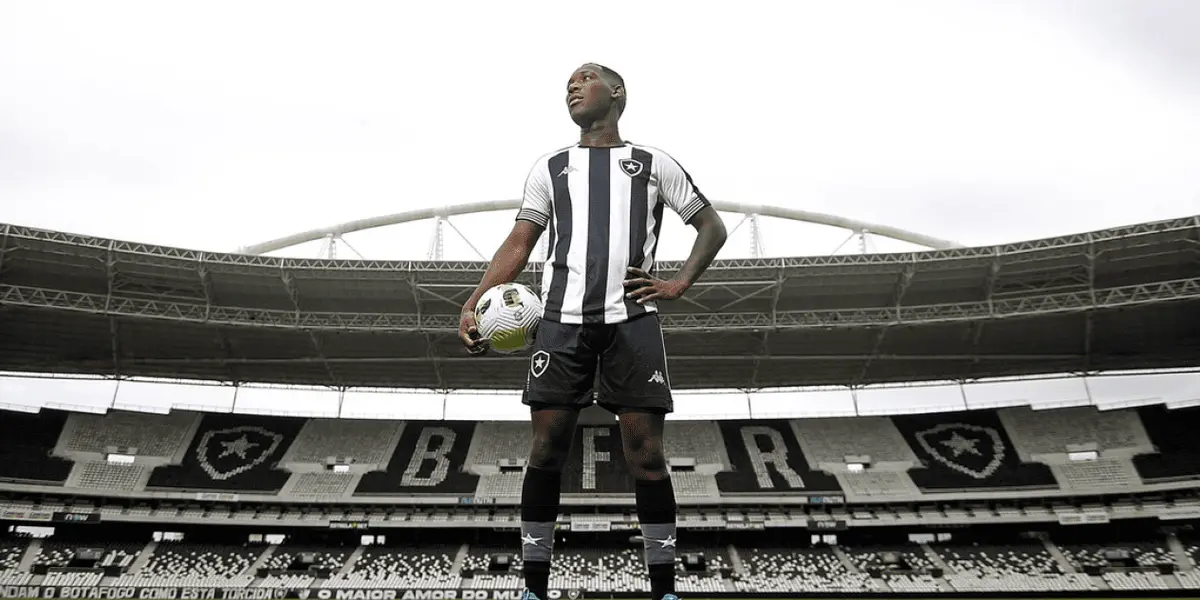 Patrick de Paula vem ganhando espaço no time de Luís Castro