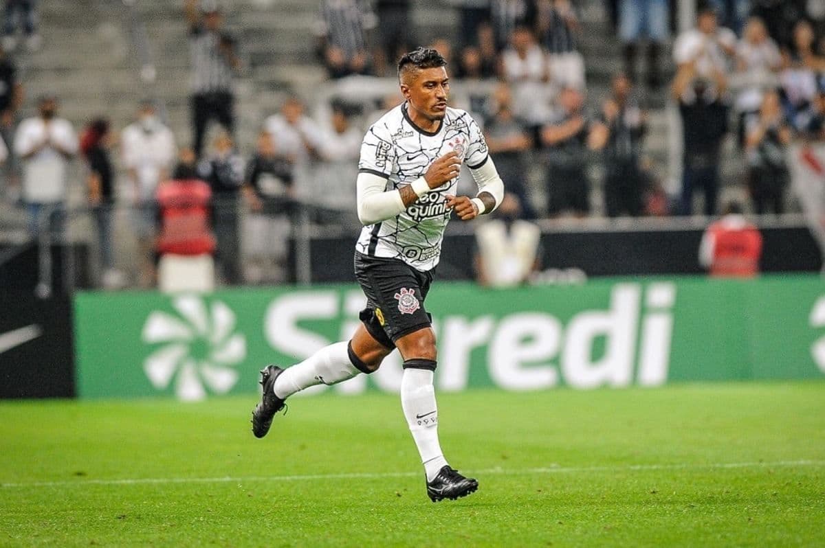 Paulinho, o renomado volante brasileiro, voltou a vestir a camisa do Corinthians em 2022, conquistando os corações dos torcedores