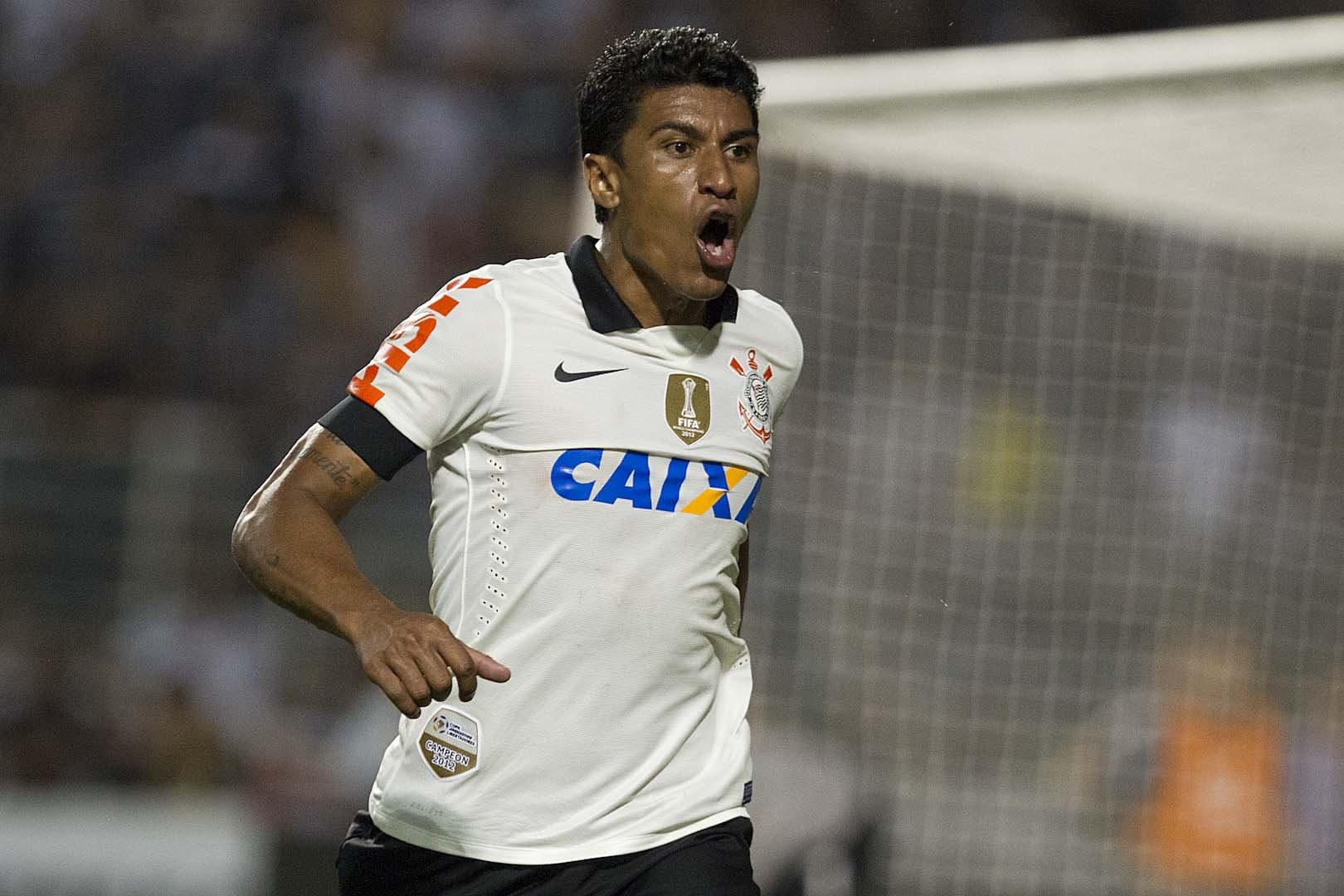 Paulinho teve passagem de menos de dois meses na Arábia Saudita e Corinthians estuda maneiras de repatriar o craque