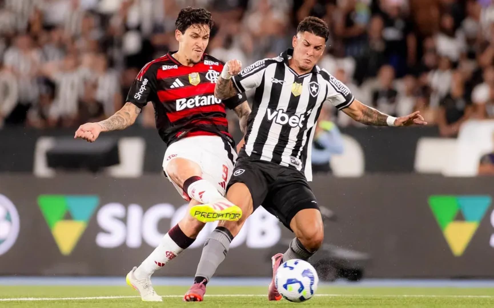 Pedro finaliza para abrir o placar para o Flamengo contra o Botafogo (Foto: Adriano Fontes/Flamengo