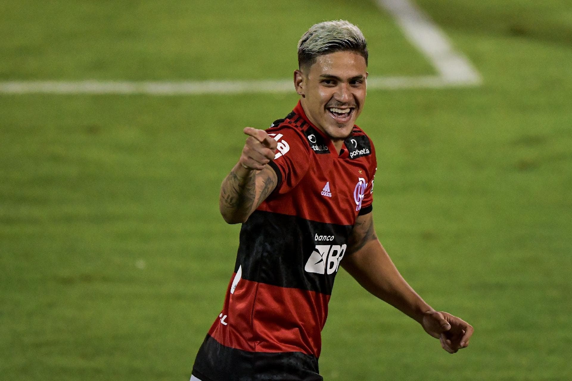 Pedro vive grande fase dentro e fora de campo