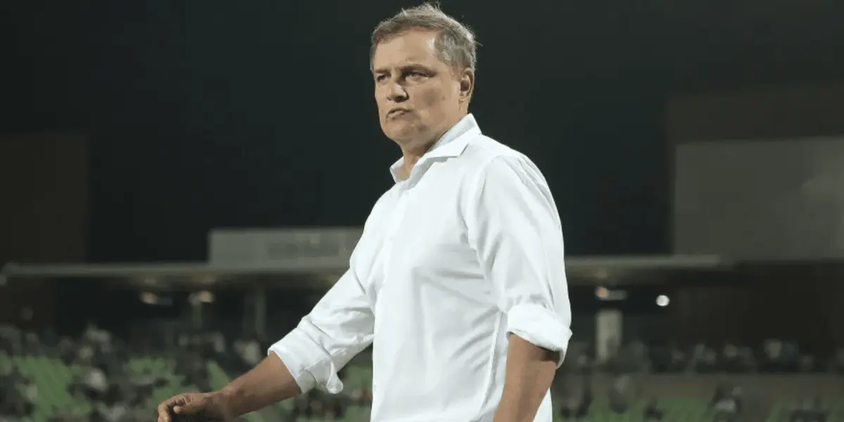 Peixe muda de treinador após o empate com o Athletico-PR na Vila Belmiro