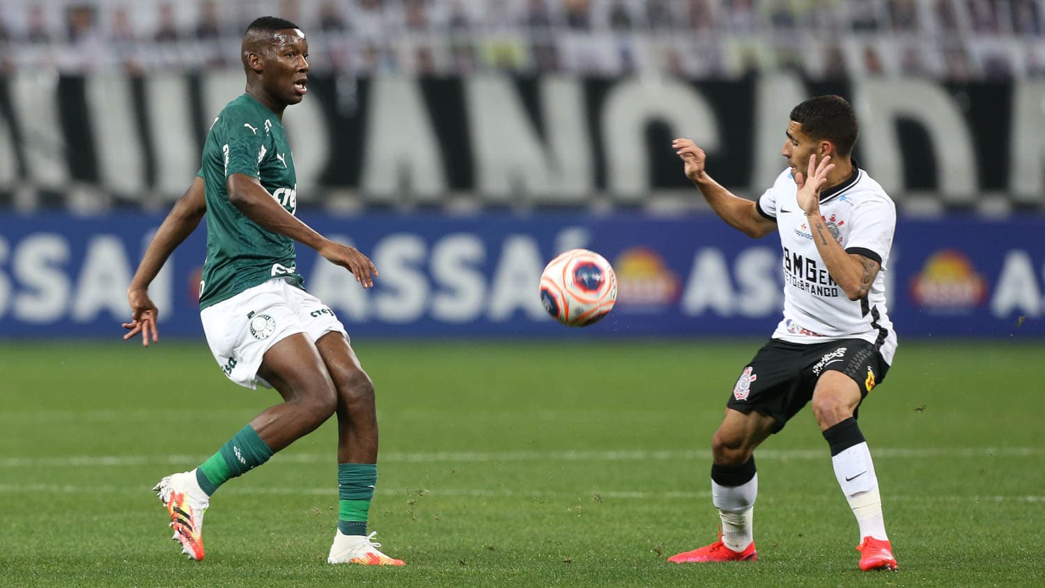 Pela primeira vez na história os dois rivais se enfrentam com dois treinadores estrangeiros