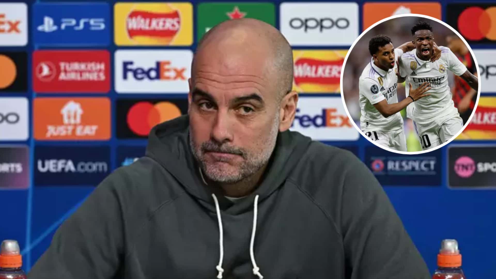 Pep Guardiola durante entrevista coletiva ao lado de Vini Jr e Rodrygo no Real Madrid