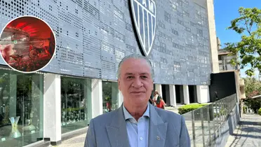 Presidente do Atlético-MG posa para foto em frente a sede do clube